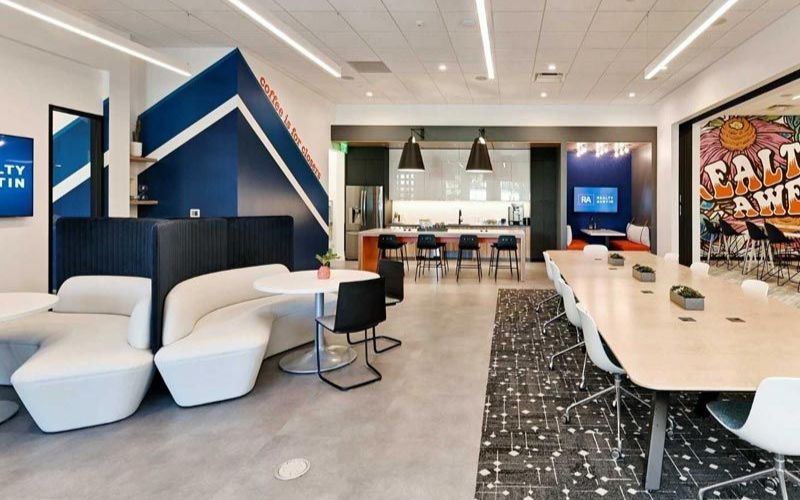 Văn phòng mở ngành địa ốc với khu tư vấn khách hàng riêng biệt, ghế sofa sang trọng và hệ trần LED hiện đại