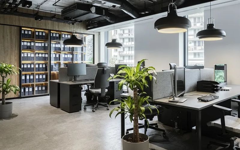 Thiết kế văn phòng 40m2 với đèn trang trí và ống kỹ thuật lộ thiên mang đậm phong cách công nghiệp