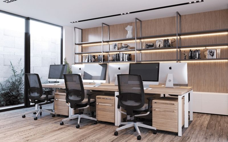 Mẫu thiết kế văn phòng 40m2 phong cách Japandi với nội thất gỗ sáng màu và không gian tối giản, ấm cúng