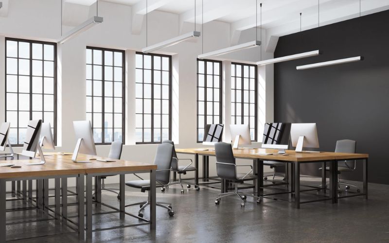 Thiết kế văn phòng 40m2 tối giản với cửa kính lớn đón ánh sáng tự nhiên tạo cảm giác rộng rãi và thoáng đãng