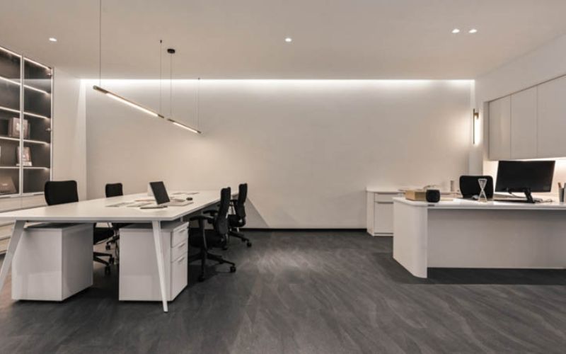 Mẫu thiết kế văn phòng 40m2 phong cách tối giản với nội thất tinh gọn và gam màu trắng hiện đại