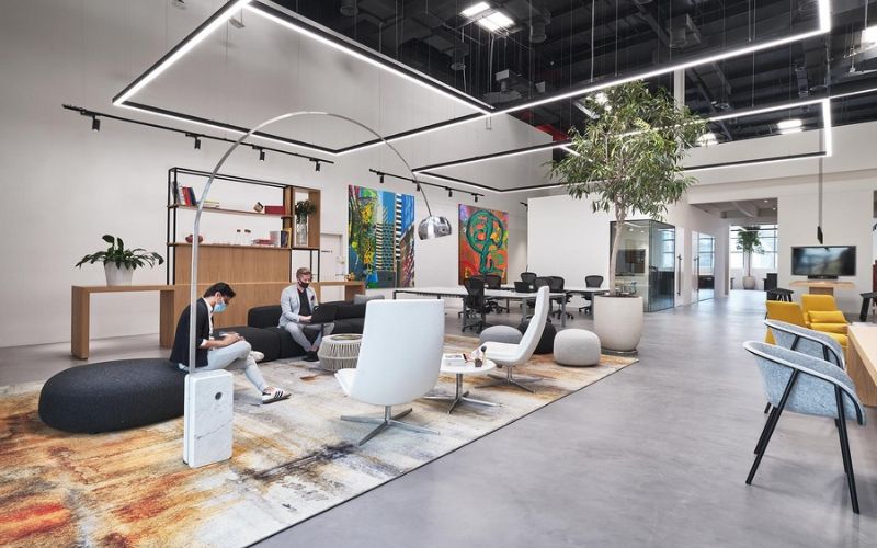 Thiết kế Hybrid Workspace hiện đại kết hợp chỗ ngồi cố định và khu vực linh hoạt phù hợp xu hướng