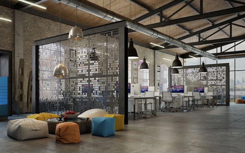 Văn phòng Industrial sử dụng khung thép làm vách ngăn và ánh sáng spotlight tạo chiều sâu cho không gian