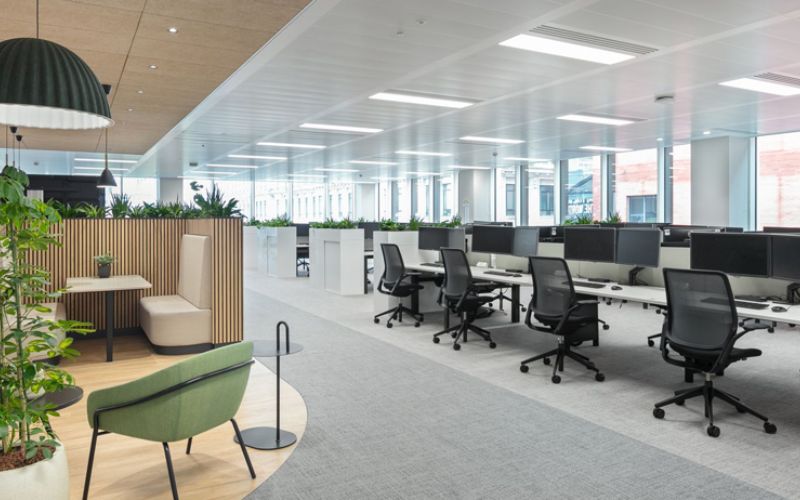 Nội thất cao cấp và hiện đại trong văn phòng Smart Office ngành tài chính
