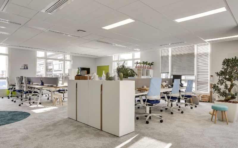 Thiết kế văn phòng 15m2 sử dụng gam màu trung tính