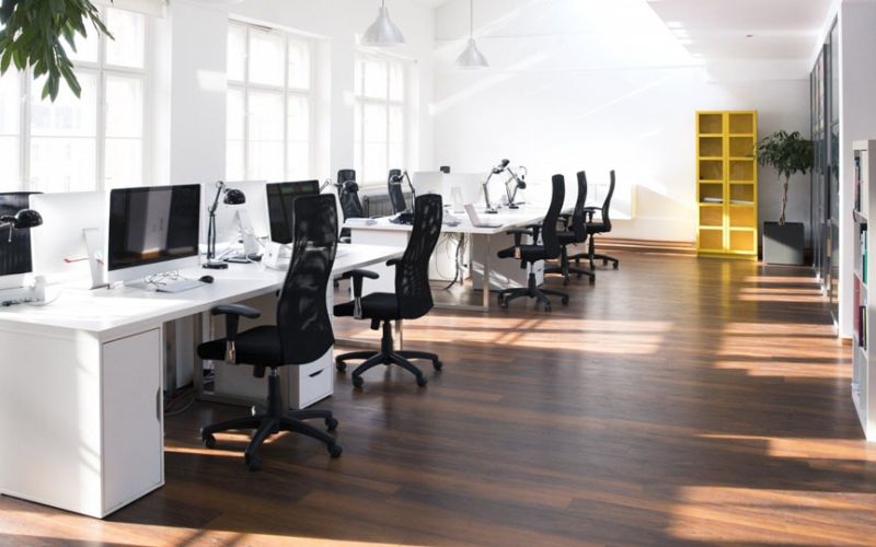 Sự kết hợp giữa gam trắng và ánh sáng bên trong thiết kế văn phòng 15m2