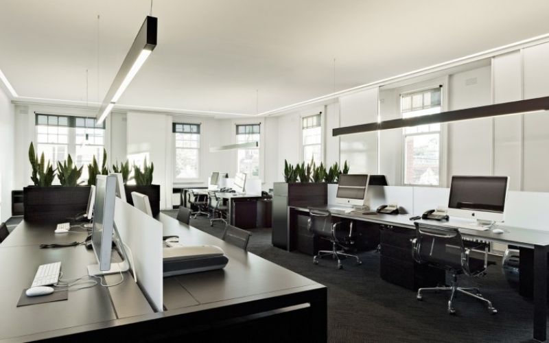 Phần sàn trải thảm màu xám đen tạo chiều sâu cho căn phòng