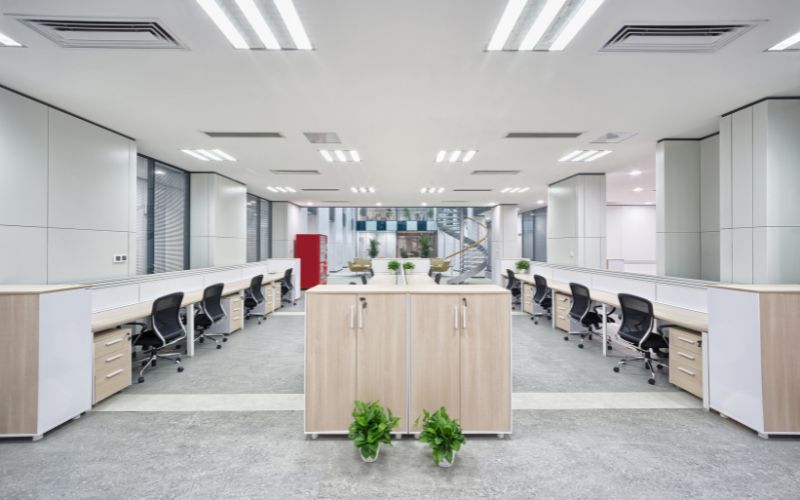 Các bức tường màu sáng khiến căn phòng nhỏ có chiều sâu