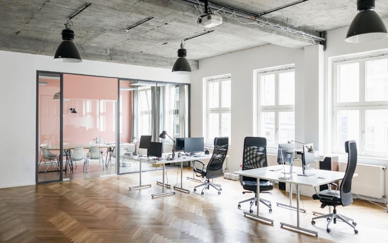 Văn phòng phong cách tối giản thường có các đường nét đơn giản và sạch sẽ