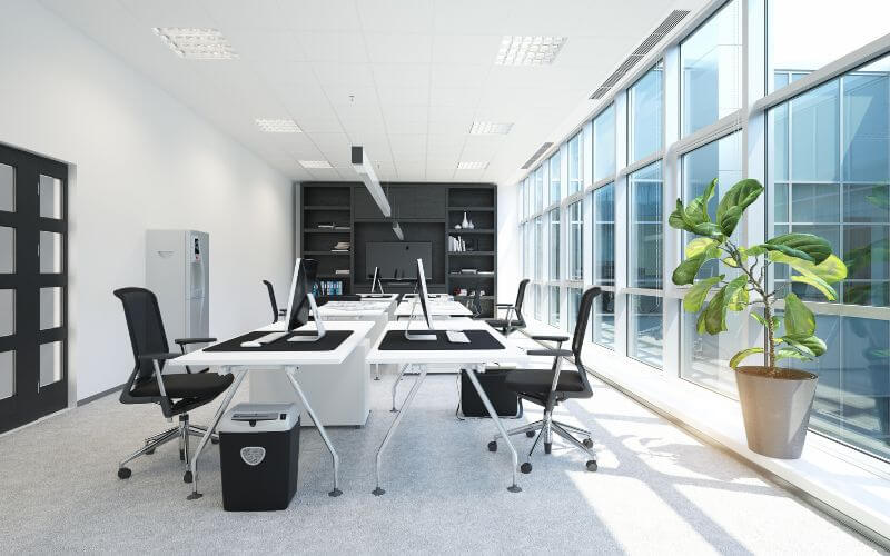 Mẫu thiết kế văn phòng 30m2 với cửa sổ lớn đón ánh sáng tự nhiên