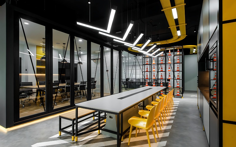 Thiết kế workspace cho công ty phần mềm với không gian mở, tone màu tối giản và khu làm việc yên tĩnh