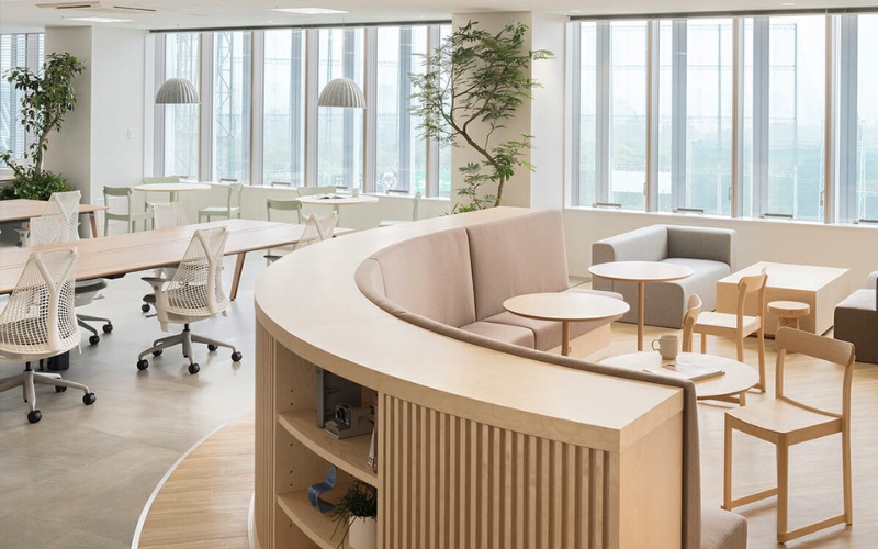 Văn phòng mở Minimalism sử dụng nội thất kiểu dáng đơn giản và kích thước vừa phải