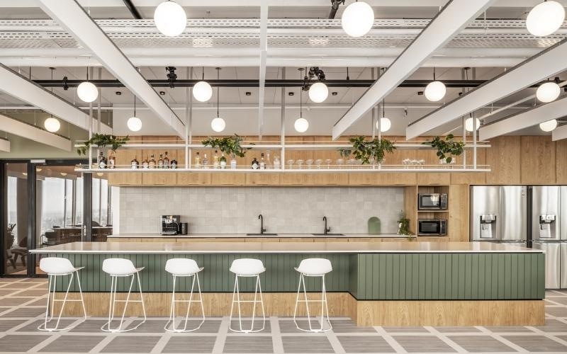 Mẫu pantry văn phòng hiện đại, trẻ trung với quầy bar và không gian mở