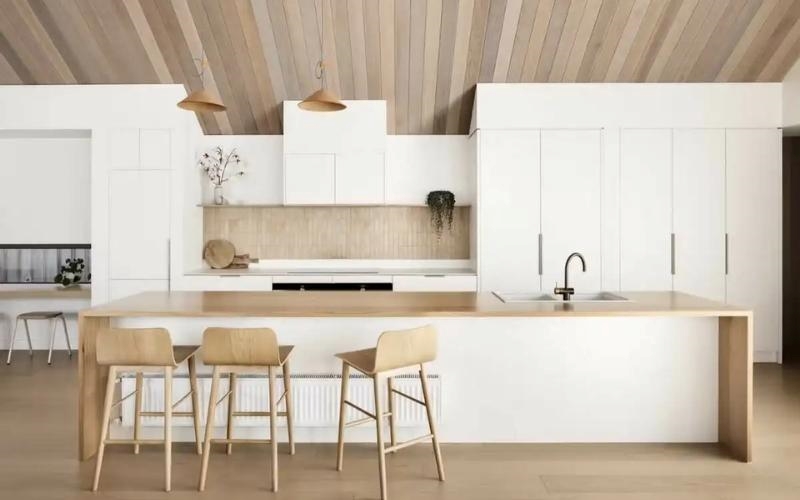 Pantry văn phòng tối giản với nội thất gọn gàng, màu sắc trung tính tạo cảm giác sạch sẽ