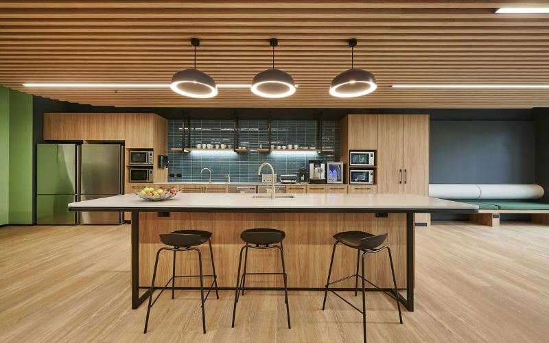 Khu vực pantry được trang bị đầy đủ thiết bị như lò vi sóng, máy pha cà phê và bồn rửa tiện lợi