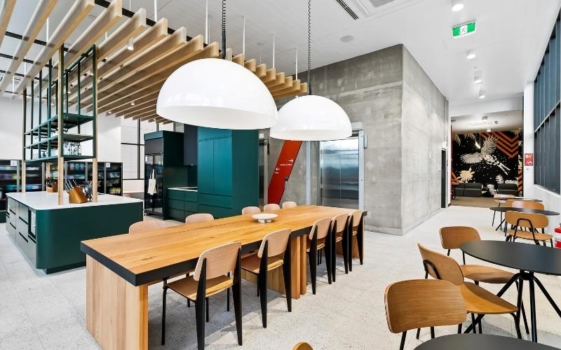 Pantry văn phòng với không gian thoải mái, giúp giảm căng thẳng và tái tạo năng lượng