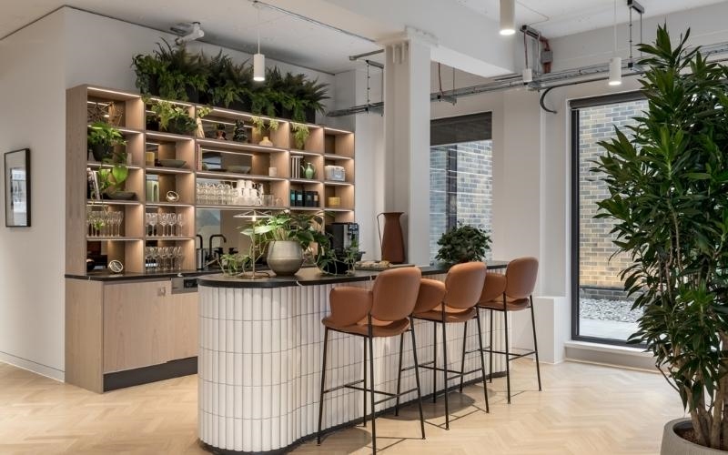 Pantry văn phòng kết hợp cây xanh tạo không gian thư giãn gần gũi thiên nhiên
