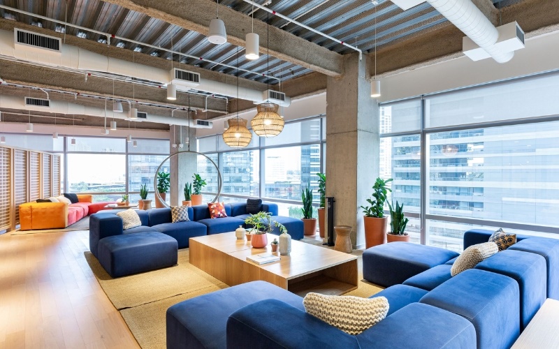 Màu sắc rực rỡ của sofa thể hiện môi trường trẻ trung của doanh nghiệp
