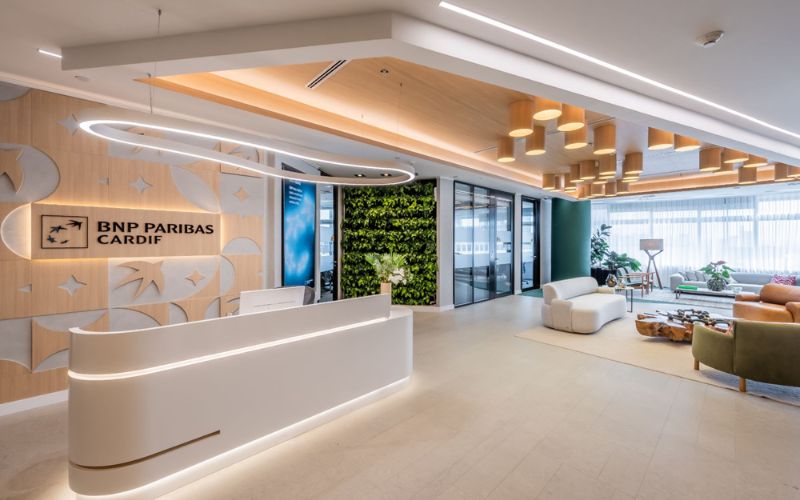 Thiết kế reception office hiện đại với quầy bo cong mềm mại và khu vực chờ tiện nghi