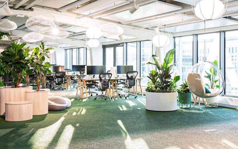 Thiết kế nội thất văn phòng hiện đại kết hợp mảng xanh