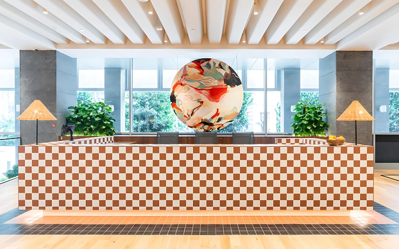 Backdrop quầy lễ tân truyền tải đến khách hàng thông điệp từ thương hiệu