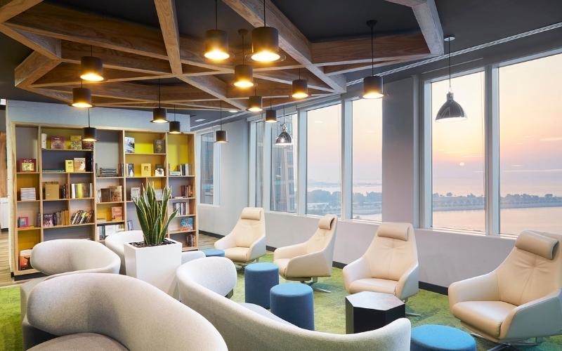 Khu vực tư vấn du lịch với view ngoại cảnh ấn tượng