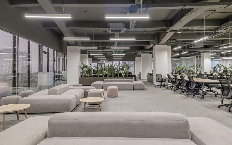 Văn phòng 200m2 với thiết kế tông màu sáng và hệ thống đèn LED hiện đại