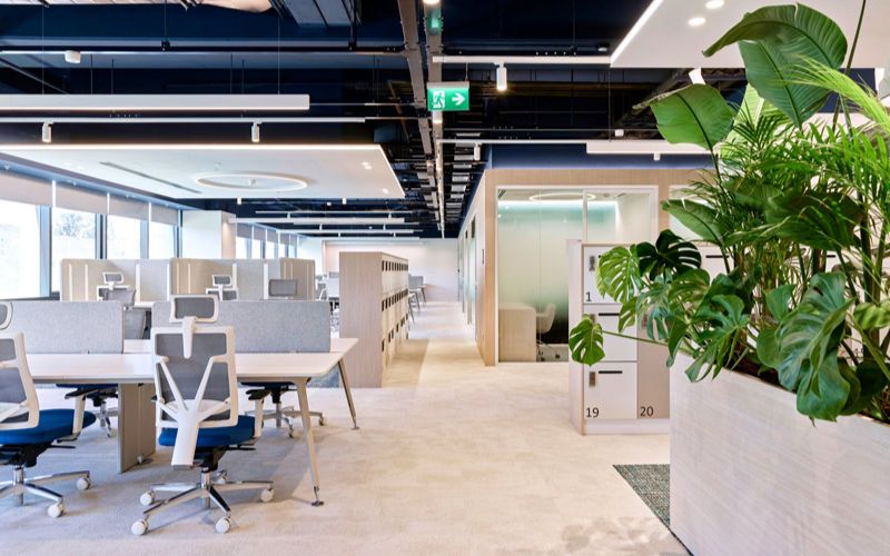 Thiết kế khu làm việc văn phòng sử dụng gam màu trung tính giúp tăng khả năng tập trung của nhân viên
