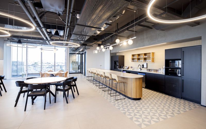 Thiết kế pantry văn phòng với quầy bar và bàn ăn chung tạo sự kết nối giữa các nhân viên