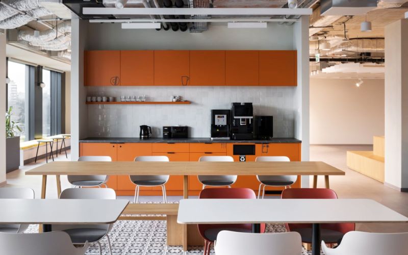 Thiết kế khu pantry văn phòng hiện đại sử dụng màu sắc tươi sáng tạo cảm giác thư giãn