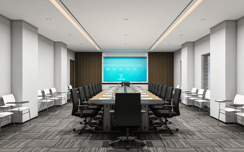 Mẫu decor phòng họp hiện đại với bàn họp lớn, màn hình trình chiếu và hệ thống ánh sáng đạt tiêu chuẩn