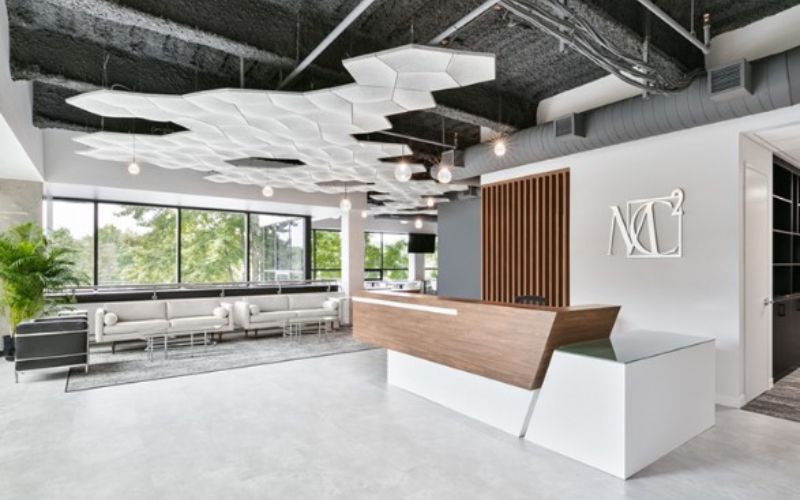 Mẫu decor sảnh lễ tân văn phòng hiện đại với quầy tiếp tân sang trọng và logo 3D nổi bật