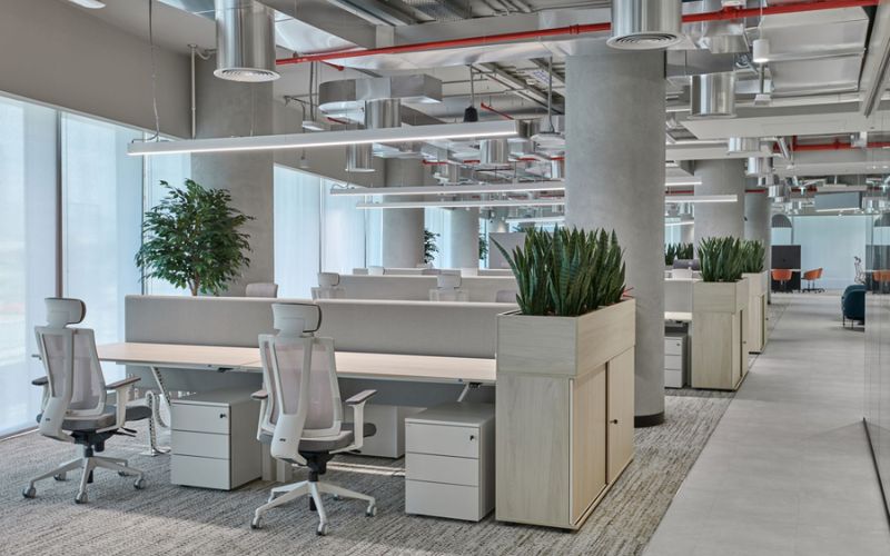 Văn phòng phong cách tối giản sử dụng bảng màu trung tính giúp không gian trở nên thanh lịch và thông thoáng