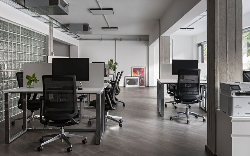 Mẫu decor văn phòng tối giản giúp tối ưu diện tích và mang đến không gian làm việc tinh tế, hiện đại