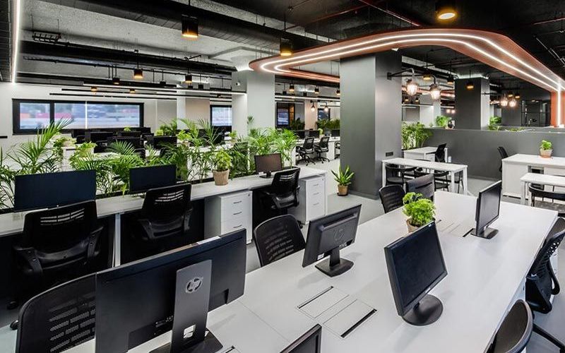 Setup văn phòng công nghệ hiện đại với ghế ergonomic và ổ cắm âm bàn tiện lợi