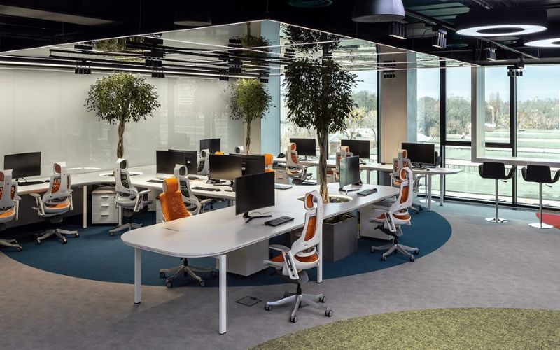 Setup văn phòng marketing hiện đại khuyến khích trao đổi ý tưởng liên tục