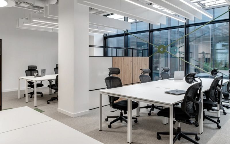 Decor văn phòng hiện đại theo nguyên tắc tối giản có chủ đích, kết hợp màu sắc trung tính và ánh sáng tự nhiên