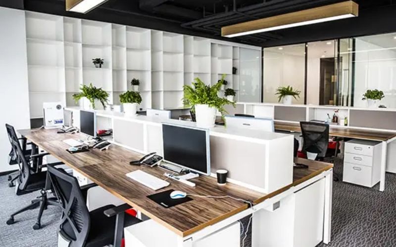 Hệ thống bàn ghế làm việc và thiết bị văn phòng được bố trí đồng bộ, chuyên nghiệp
