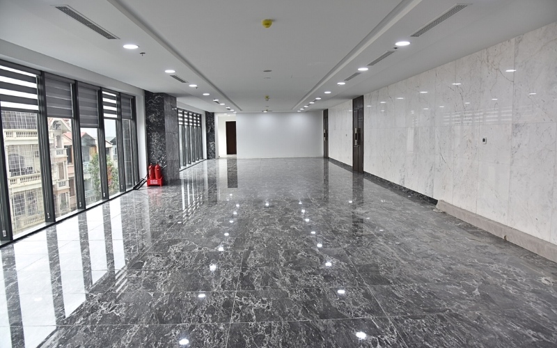 Gạch màu tối tạo chiều sâu cho văn phòng
