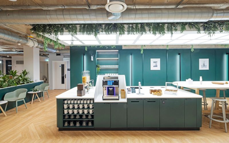Pantry màu xanh dịu mắt giúp nhân viên thư giãn