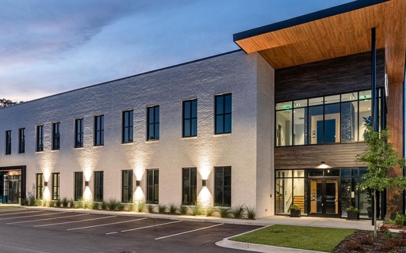 Tòa nhà văn phòng 2 tầng với thiết kế tối giản và tinh tế