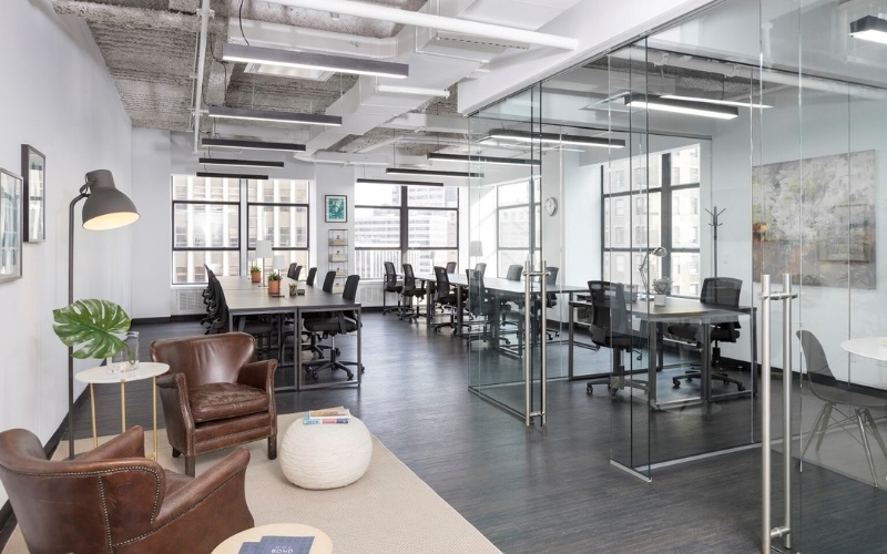 Các thiết kế văn phòng 100m2 ưu tiên sử dụng vách kính