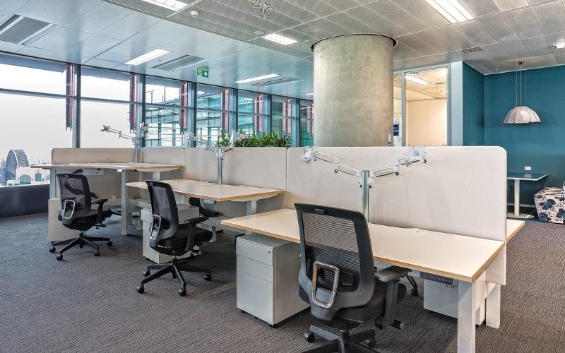 Thiết kế văn phòng 200m2 phong cách tối giản với gam màu trung tính, tạo cảm giác rộng rãi