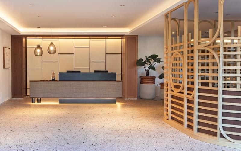 Trần thạch cao giật cấp sang trọng cho không gian lễ tân