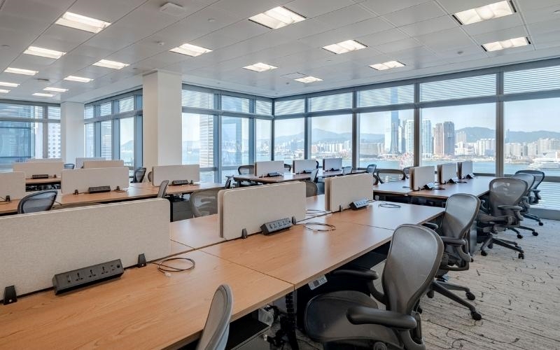 Trần thạch cao hài hòa với màu sắc văn phòng