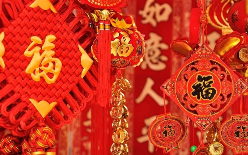 Trang trí văn phòng Tết với màu sắc rực rỡ