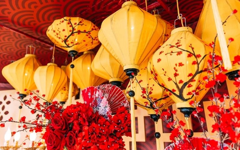 Trang trí Tết văn phòng bằng những chiếc đèn lồng rực rỡ