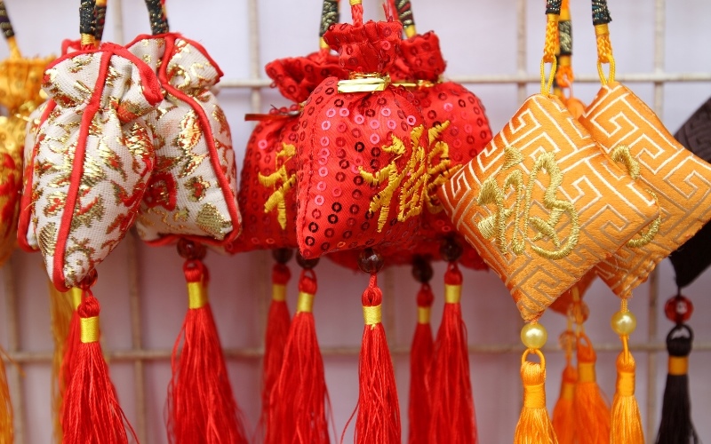 Trang trí Tết văn phòng bằng cách treo bùa may mắn