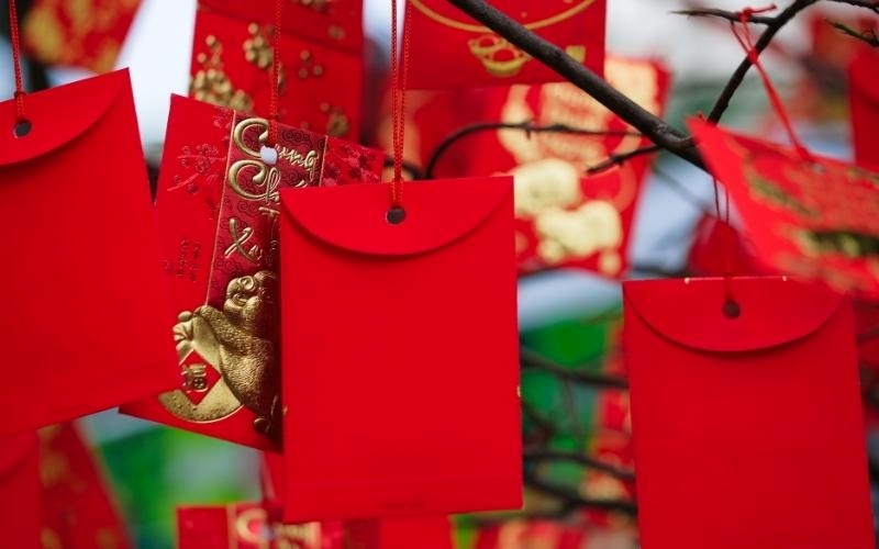 Trang trí văn phòng Tết bằng phong bao lì xì đỏ