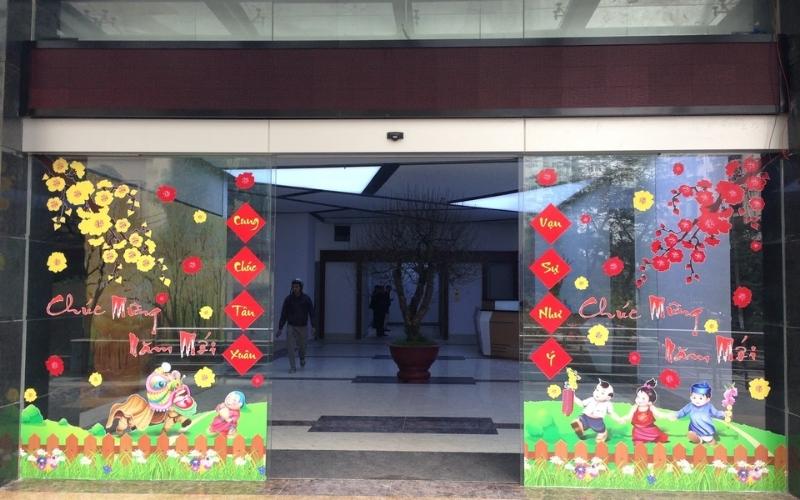 Trang trí văn Tết bằng decal dán cửa kính